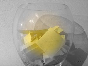 Glas mit gelben Zetteln.