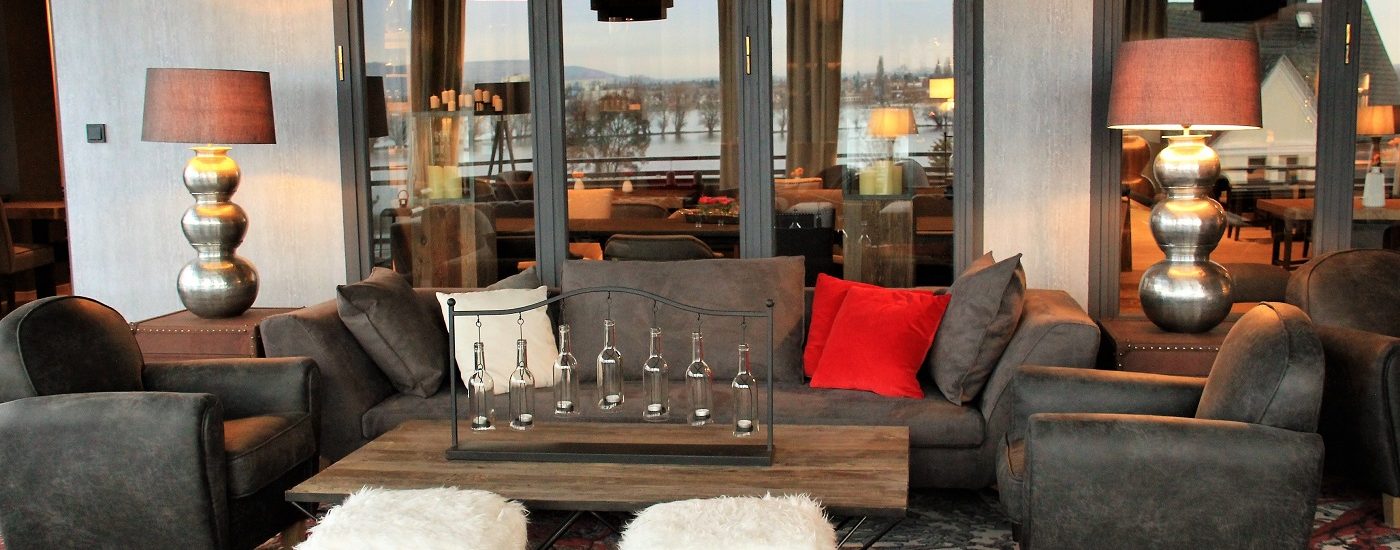 Das Foto zeigt die Lounge mit Blick auf den Rhein des Hotel Nägler's